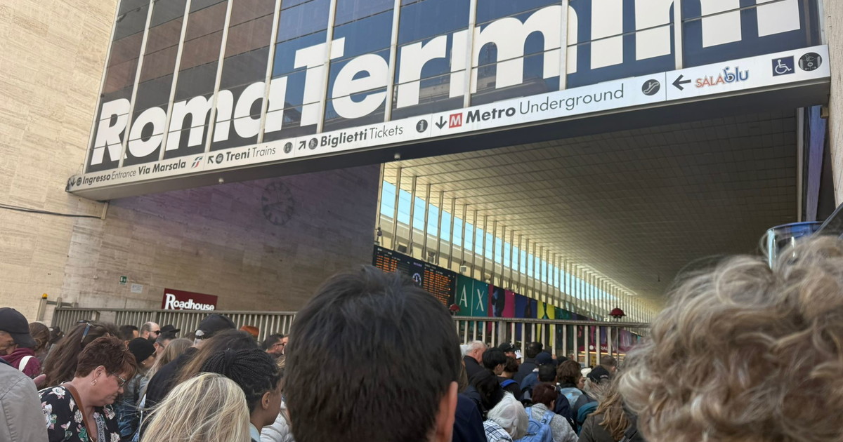 Caos a Termini. I ProPal impediscono ai viaggiatori di entrare in stazione | VIDEO