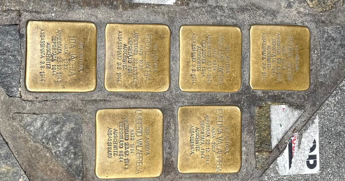 adesivi pro pal incollati vicino alle pietre che ricordano le vittime di auschwitz