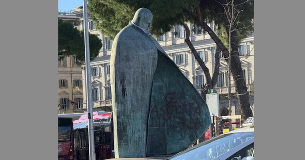 Corteo per Gaza, i ProPal imbrattano la statua di Wojtyla: "Fascista di m..." | Diretta