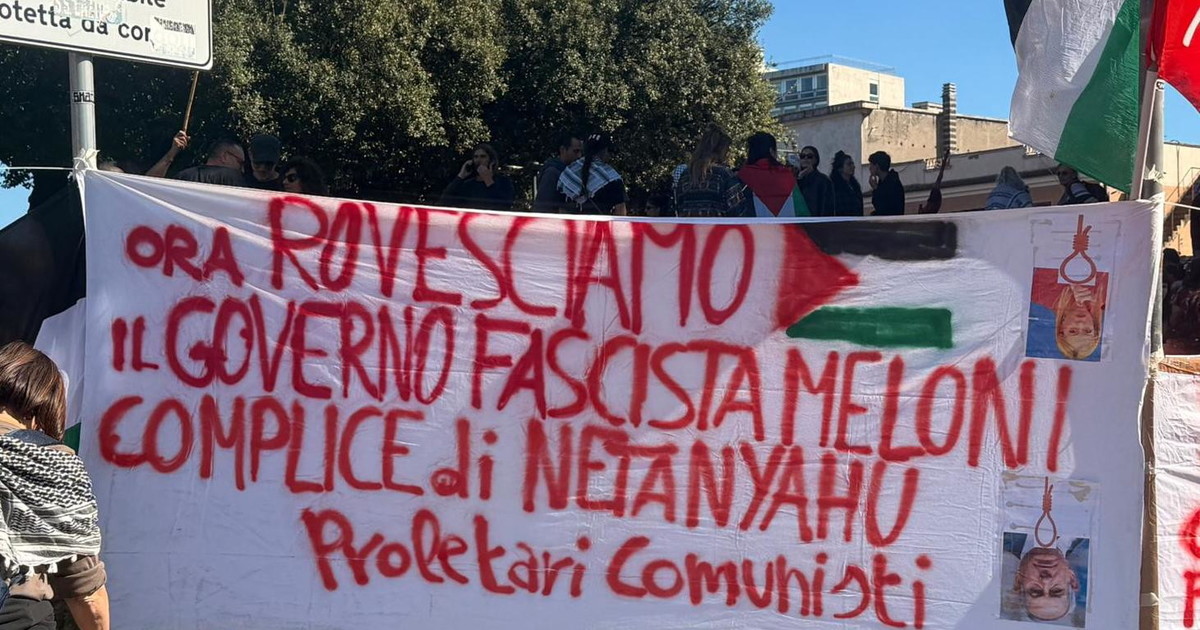 Corteo per Gaza, ecco i pacifisti: Meloni con il cappio a testa in giù | Diretta