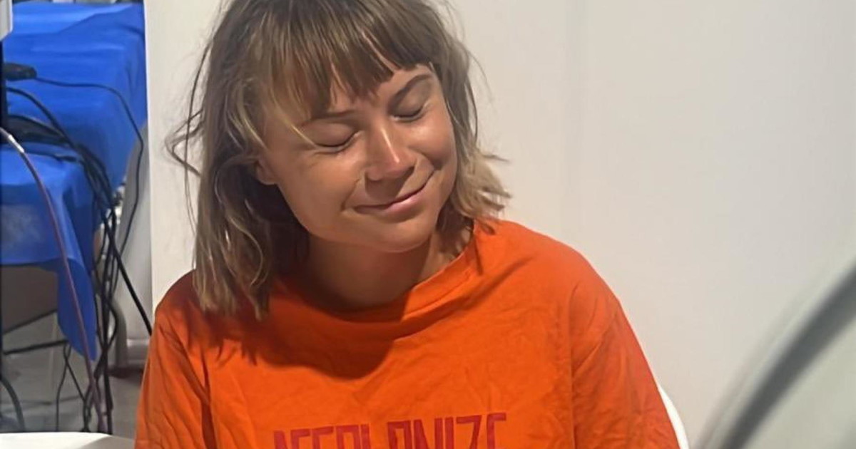 Greta denuncia: "In una cella con le cimici". E i parlamentari italiani già casa