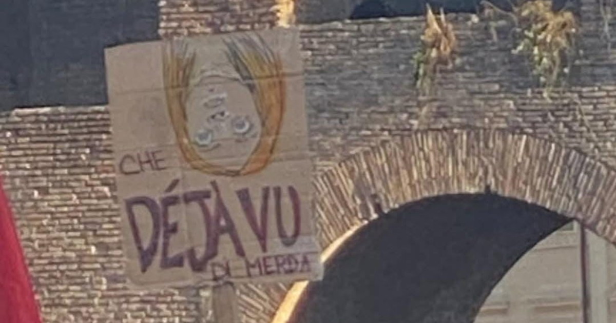 Corteo per Gaza, ecco i pacifisti: Meloni con il cappio a testa in giù | Diretta