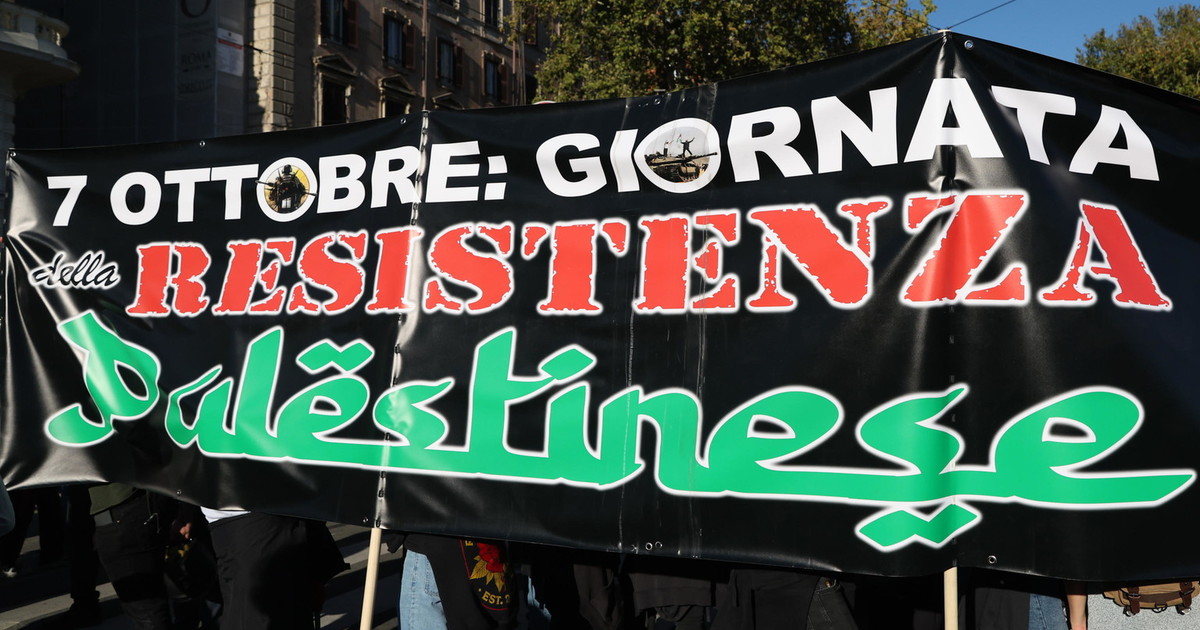 lo striscione prohamas sul 7 ottobre e il coro choc bombardiamo tel aviv
