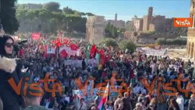Il corteo pro Gaza sfila davanti al Colosseo a Roma