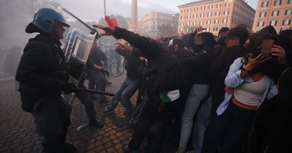 ProPal contro la polizia, scontri a Roma. Le minacce alle giornalista: "Non puoi fotografare"