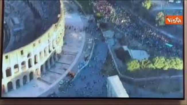 Corteo pro Gaza a Roma, migliaia di manifestanti al Colosseo. Le mmagini dall