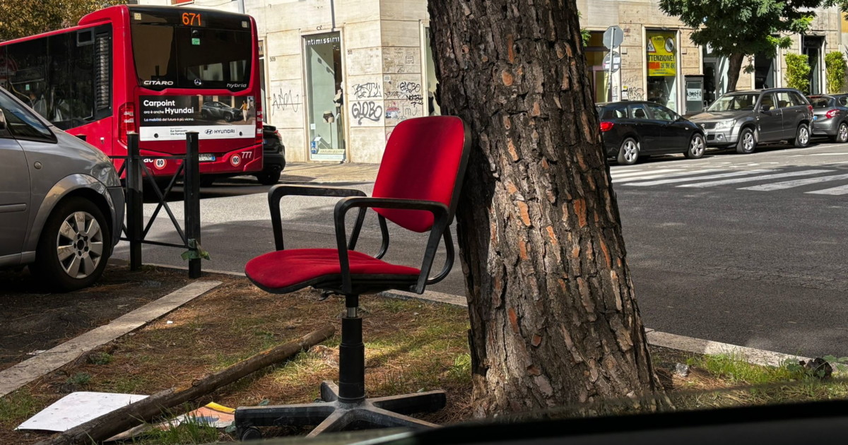 Sedia rossa girevole e fuga nel verde: "È lì da giorni" #lafotodeilettori