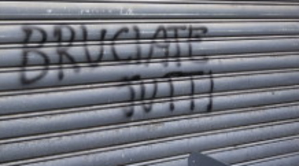 Odio senza fine: Bruciate ebrei di m..., scritta choc sulla panetteria kosher