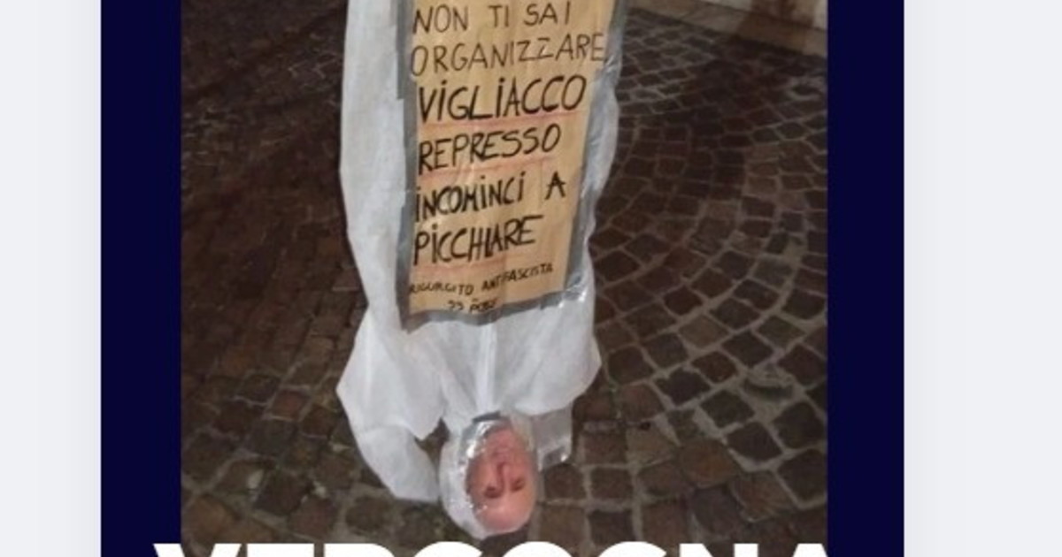 Intimidazione a Bandecchi: il fantoccio a testa in giù davanti al Comune