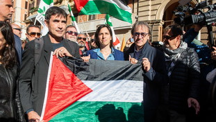 Roma devastata e attacchi alla polizia. Ma Schlein parla del “Paese migliore” e accusa Meloni di usare la “clava”