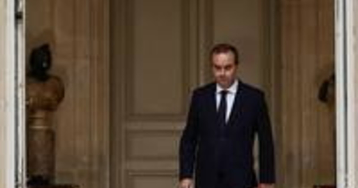 Francia, per 12 ore di governo 28 mila euro ai ministri dimissionari