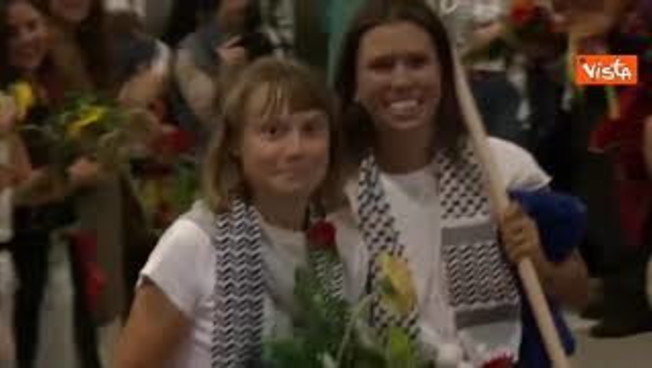 Flotilla, Greta Thunberg rimpatriata con 170 attivisti. Accolta con omaggio floreale ad Atene Flotilla, Greta Thunberg rimpatriata con 170 attivisti. Accolta con omaggio floreale ad Atene