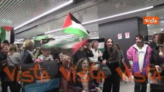 Flotilla, bandiere Palestinesi e canti in attesa del rientro degli attivisti a Fiumicino