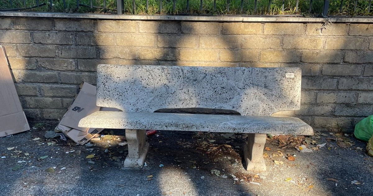 panchina ripristinata a piazzale clodio ringrazio il tempo lafotodeilettori