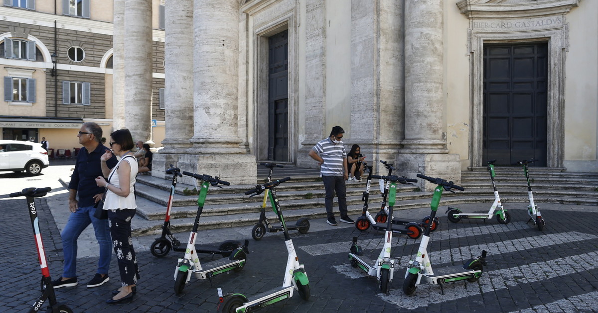sono i teppisti delle strade perch233 i romani odiano bici e monopattini