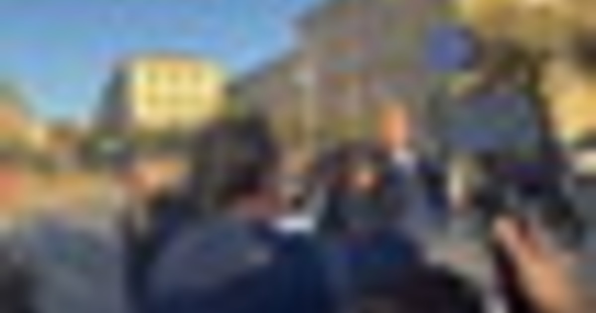 Livorno, contestatori contro Salvini: lui manda baci