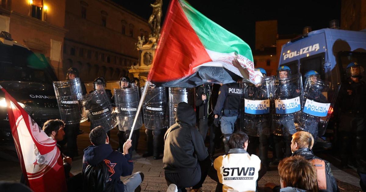 Bologna, scontri in centro tra manifestanti e forze dell