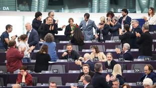 Che facce di Salis, la pasionaria salva per un voto accuse al Ppe. Tajani: Calunnie