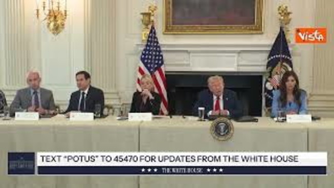 Trump riceve biglietto da Rubio e interrompe domande giornalisti: Abbiamo un accordo a Gaza