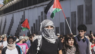 I ProPal non si arrendono: i “pacifinti” tornano in piazza. Petizione contro Albanese