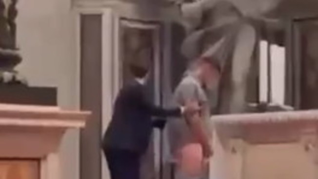 Choc a San Pietro: elude la sicurezza e orina sull'altare. 