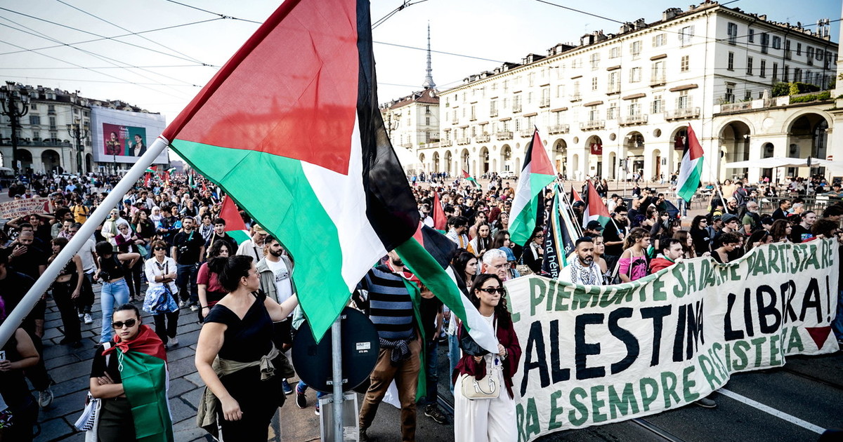 La sinistra nel Pal lone: la pace a Gaza non interessa, loro tornano in piazza e inneggiano ad Hamas