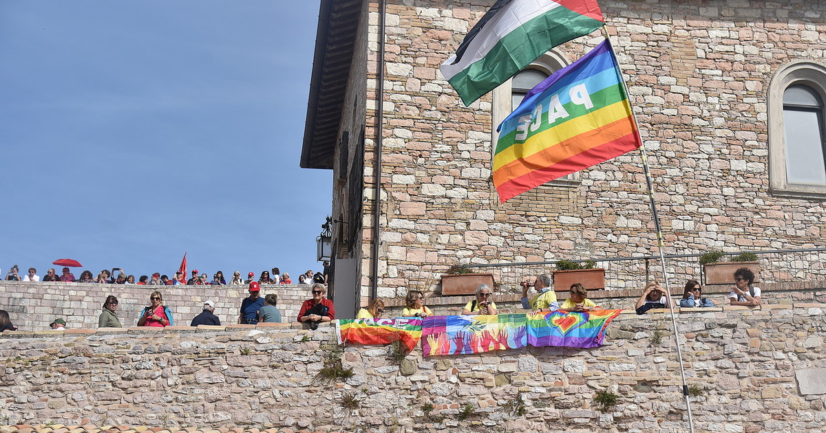 sinistra senza vergogna la marcia di assisi diventa flotilla di terra