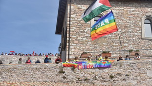 Sinistra senza vergogna: la marcia di Assisi diventa “Flotilla di terra”