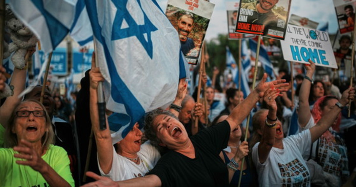 Giornalista annuncia rilascio degli ostaggi a Gaza: l'esultanza della folla a Tel Aviv | GUARDA