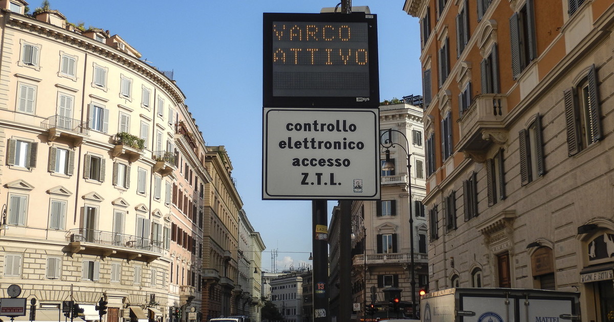 tutta la ztl centro accesa anche di notte la richiesta del municipio