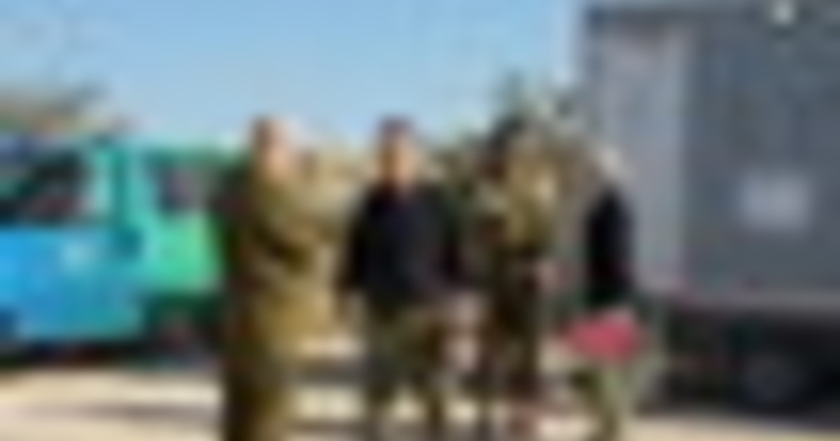 La riconsegna dell'ostaggio Omri Miran all'esercito israeliano