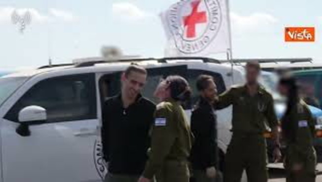 gli ostaggi israeliani liberati da hamas accolti dall idf al checkpoint
