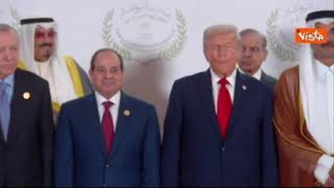 Meloni in Egitto per firma accordi pace Gaza. La foto con i leader, tra i quali Trump ed Erdogan