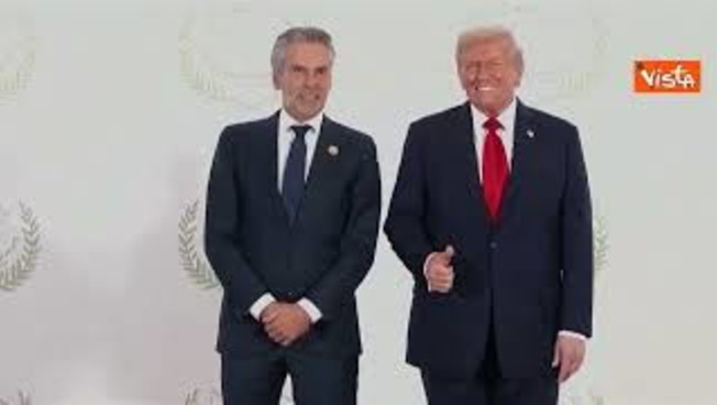 Accordi pace Gaza, Trump stringe le mani ai leader in Egitto, il timelapse della casa Bianca Accordi pace Gaza, Trump stringe le mani ai leader in Egitto, il timelapse della casa Bianca