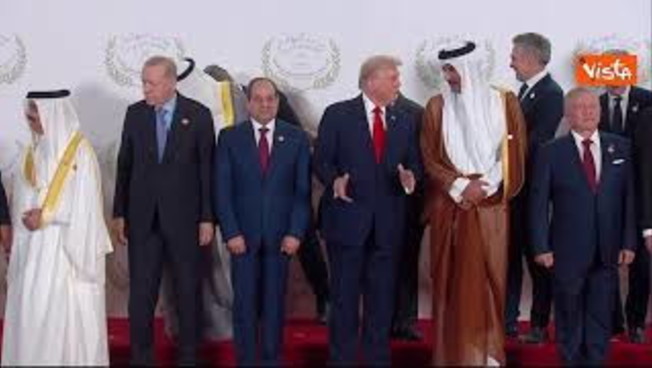 Meloni in Egitto per firma accordi pace Gaza, nella foto di gruppo è l Meloni in Egitto per firma accordi pace Gaza, nella foto di gruppo è l