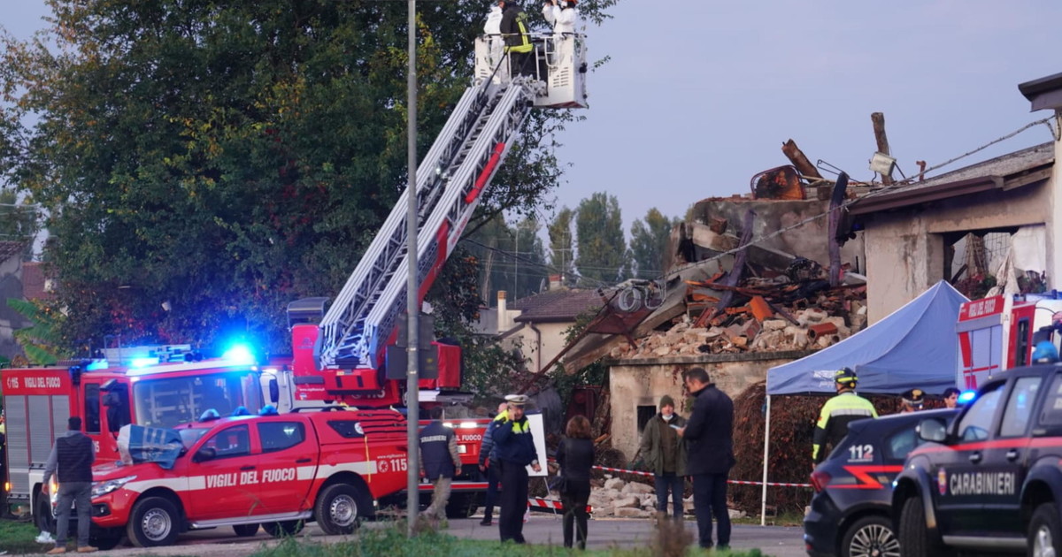 esplosione durante lo sgombero di un casolare morti 3 carabinieri fermati 2 fratelli