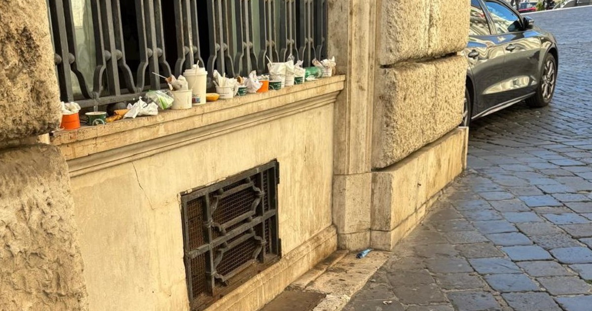 Montecitorio, quel "bancone" vergognoso #lafotodeilettori Montecitorio, quel "bancone" vergognoso #lafotodeilettori