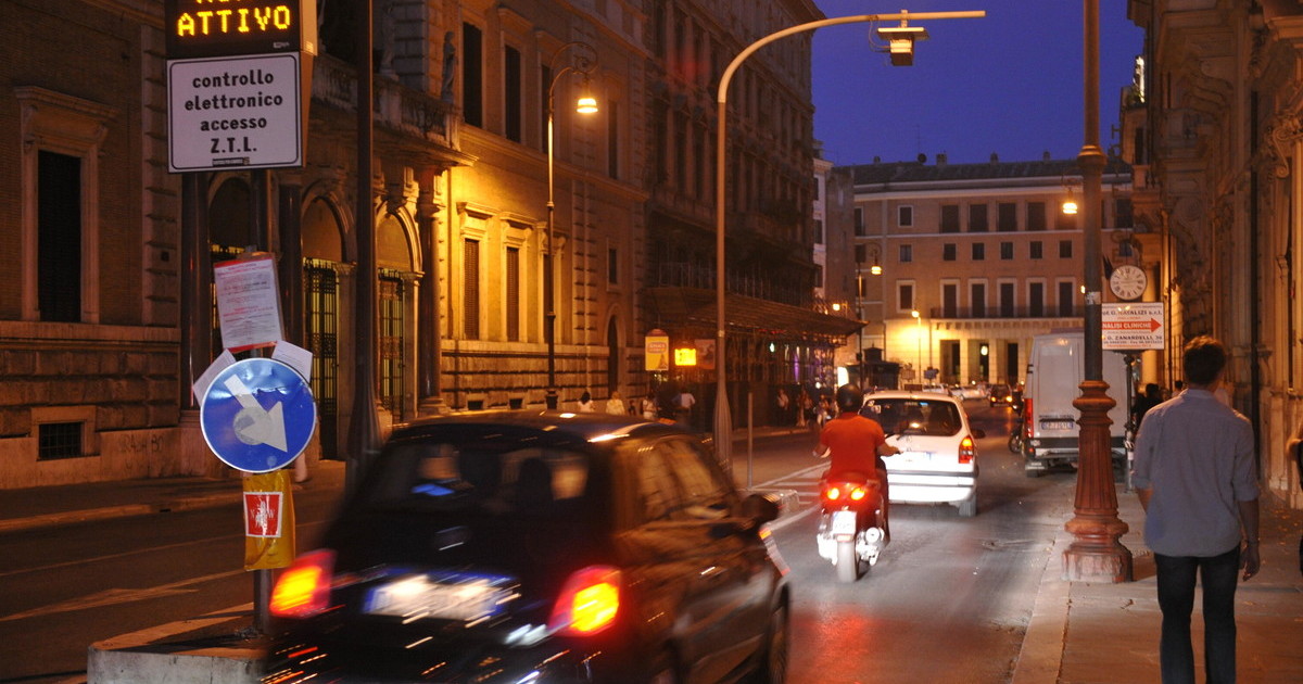 Ztl Centro "accesa anche la notte". Da Trevi a via Veneto monta la rabbia: "Pronti alle barricate"