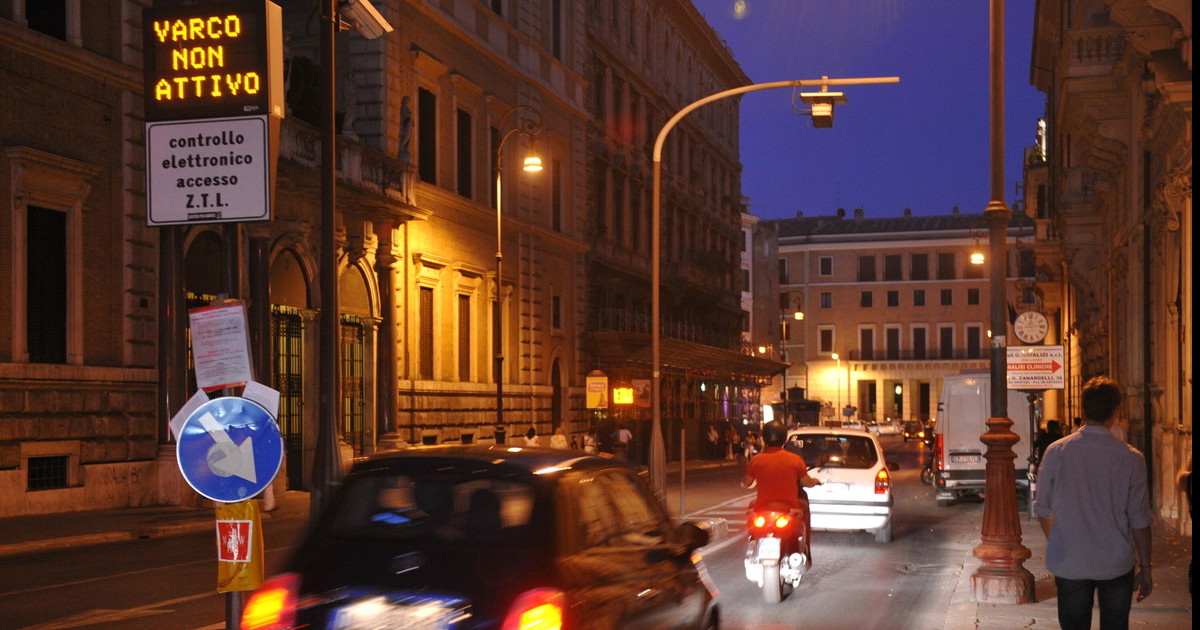Ztl Centro "accesa anche la notte". Da Trevi a via Veneto monta la rabbia: "Pronti alle barricate" Ztl Centro "accesa anche la notte". Da Trevi a via Veneto monta la rabbia: "Pronti alle barricate"