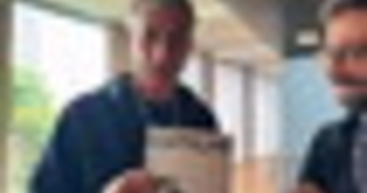 "Libro ideale per il bagno": Cattelan presenta "Beware of Yourself"
