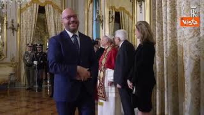 papa leone al quirinale con mattarella stringe la mano a meloni e ministri