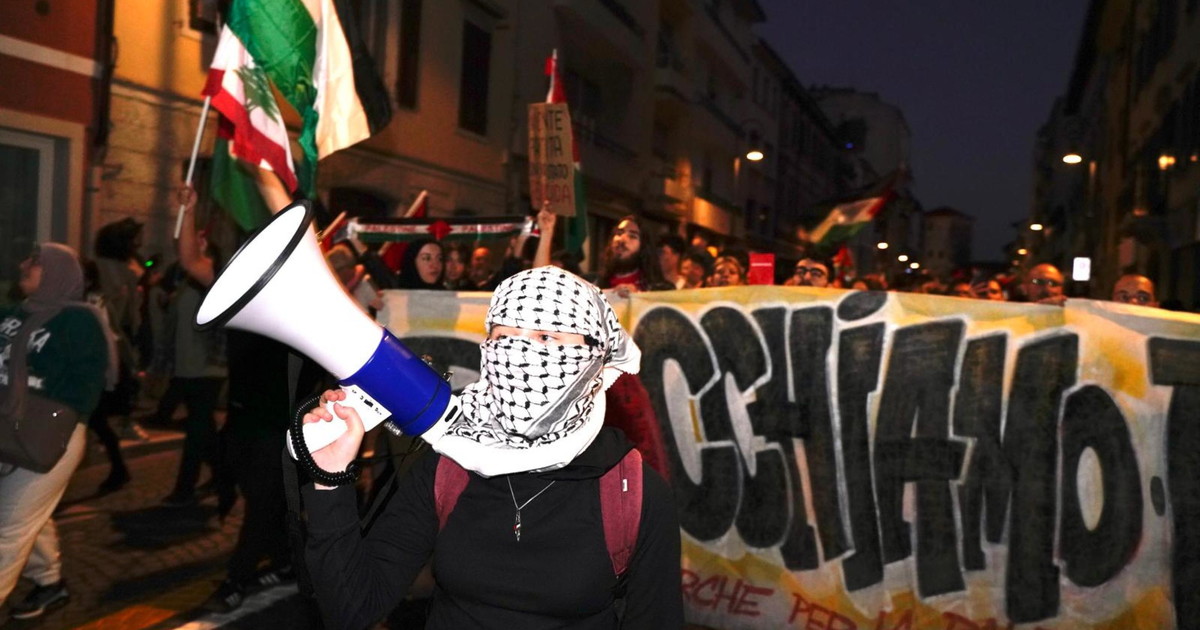manifestazione finita a udine ma ancora scontri a distanza tra pro pal e polizia