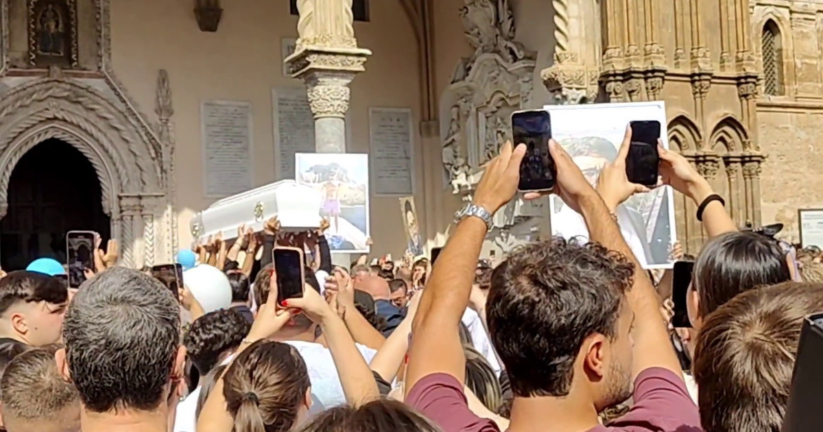 Palermo dà l'ultimo saluto a Paolo Taormina, le immagini dei funerali