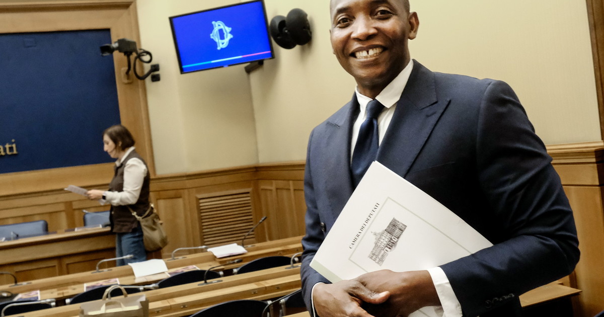 Ennesima giravolta di Soumahoro, adesso sposa la linea del governo sui migranti Ennesima giravolta di Soumahoro, adesso sposa la linea del governo sui migranti