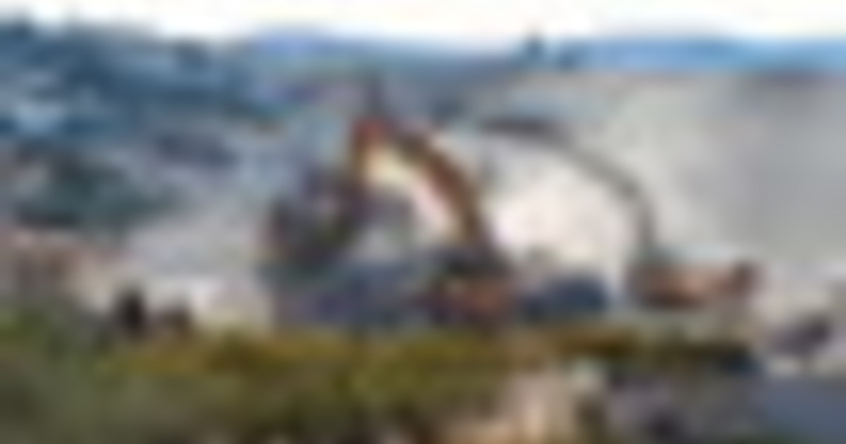 I bulldozer israeliani demoliscono casa palestinese in Cisgiordania
