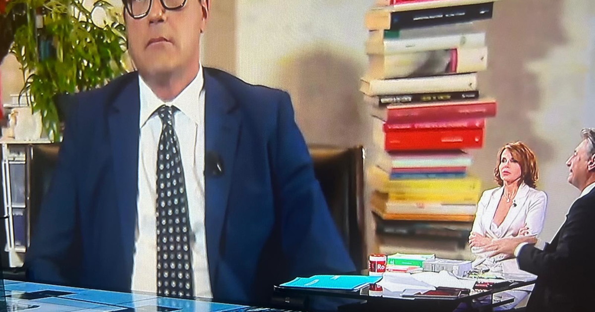 Cerno torna sul caso Salis: "Fa la gara a spararla grossa su tutto. Simbolo della casta che ha sempre combattuto" Cerno torna sul caso Salis: "Fa la gara a spararla grossa su tutto. Simbolo della casta che ha sempre combattuto"
