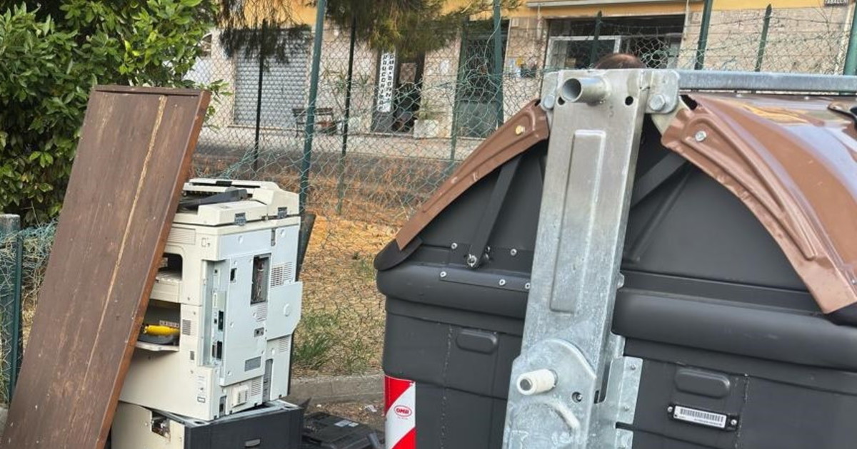 Solita "testa dura": i rifiuti ingombranti dei furbetti in piazza delle Camelie #lafotodeilettori