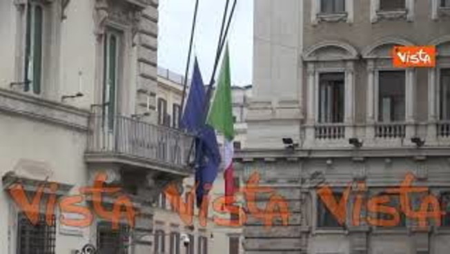 Le bandiere di Palazzo Chigi a mezz'asta nel giorno del funerale dei tre Carabinieri morti a Verona