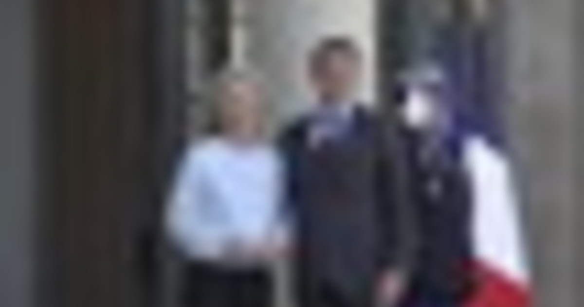 Francia, Macron accoglie Ursula von der Leyen all'Eliseo