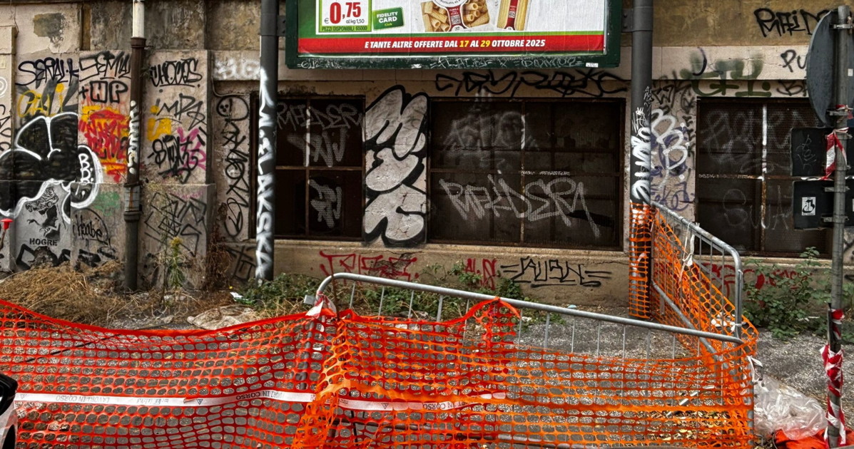 Via Verbania, transenne e reti recintano erbacce #lafotodeilettori